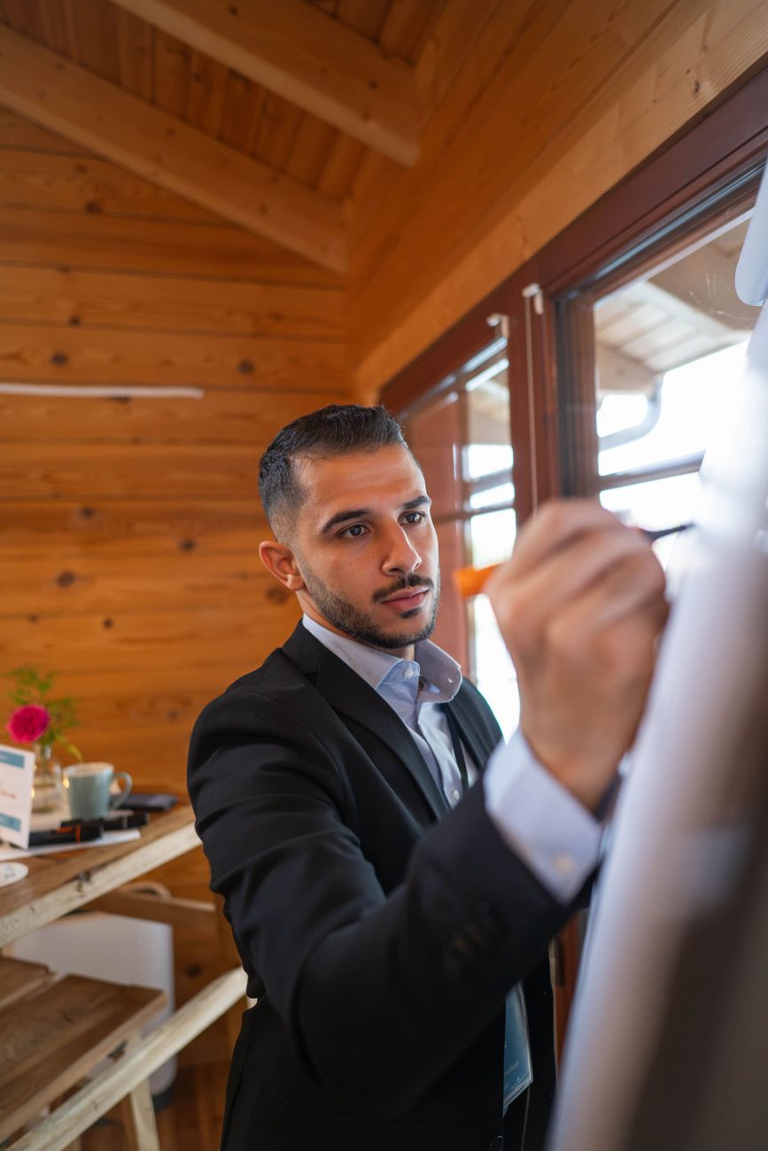 Teilnehmer schreibt am Flipchart